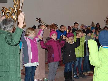 Ein Herz für Kinder in Not: Die Grundschüler gestalteten die Feier in der Hassenbacher Kirche mit. Die im Anschluss gesammelten Spenden sollen Mädchen und Jungen in armen Ländern dieser Erde zu Gute kommen.  Foto: Günther Straub