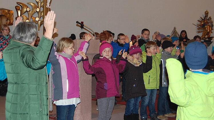 Ein Herz für Kinder in Not: Die Grundschüler gestalteten die Feier in der Hassenbacher Kirche mit. Die im Anschluss gesammelten Spenden sollen Mädchen und Jungen in armen Ländern dieser Erde zu Gute kommen.  Foto: Günther Straub