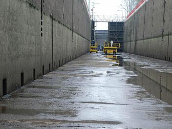 Sogar die Schiffe auf dem Main sitzen auf dem Trockenen - was aber nichts mit dem Wetter zu tun hat. Turnusgemäß werden im Frühjahr die Schleusen gewartet und bei größeren Arbeiten wie derzeit in Würzburg und Ottendorf (Landkreis Haßberge, im Bild) trockengelegt. Foto: G. Flegel