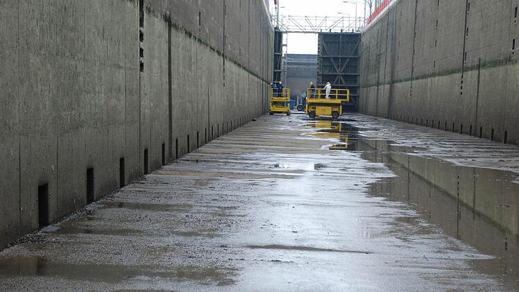 Sogar die Schiffe auf dem Main sitzen auf dem Trockenen - was aber nichts mit dem Wetter zu tun hat. Turnusgemäß werden im Frühjahr die Schleusen gewartet und bei größeren Arbeiten wie derzeit in Würzburg und Ottendorf (Landkreis Haßberge, im Bild) trockengelegt. Foto: G. Flegel