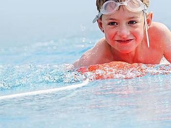 Nicht an allen Schulen in Franken findet derzeit regelmäßig Schwimmunterricht statt.  Foto: Matthias Hoch
