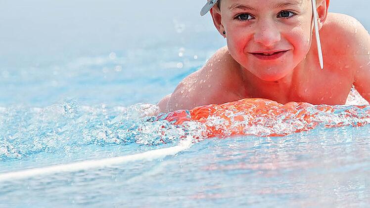 Nicht an allen Schulen in Franken findet derzeit regelmäßig Schwimmunterricht statt.  Foto: Matthias Hoch