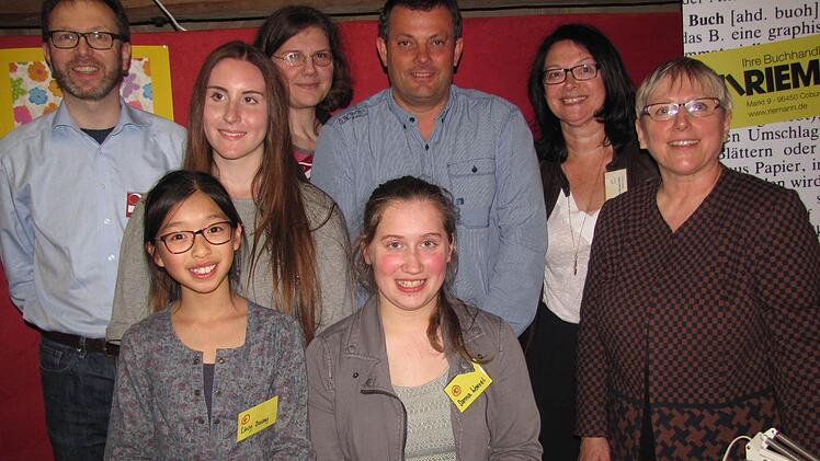 Lucy Duong und Sanna Wenzel sind die beiden oberfränkischen Lesechampions 2015. Sie werden jetzt beim bayerischen Landesentscheid im Vorlesewettbewerb des Deutschen Buchhandels im Mai in Grünwald bei München antreten. Unser Bild zeigt sie zusammen mit der Jury (von links): Martin Vögele von der Buchhandlung Riemann, Lucy Duong, Lea Formhals, Vorjahressiegerin im Wettbewerb "Jugend schreibt", Annette Berghoff von der Buchhandlung Riemann, Sanna Wenzel, Ralf Gutgesell, Lehrer an der Wirtschafts...