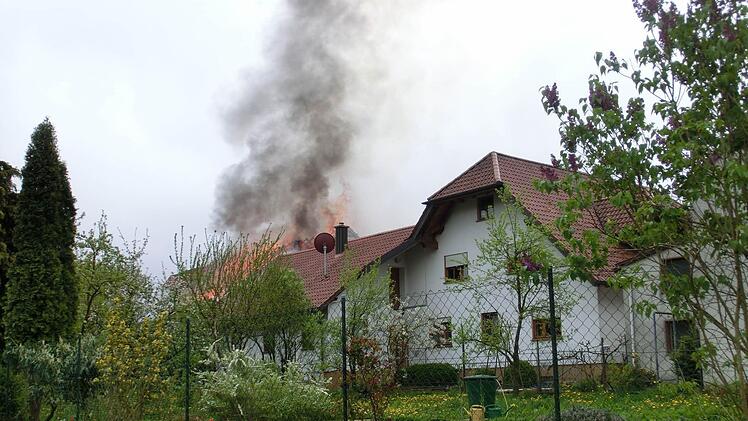 In Langendorf brennt der Dachstuhl einer Scheune.  Foto: Peter Rauch