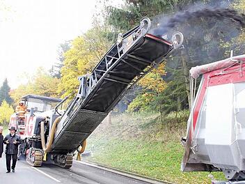 Jürgen Woll (links) und Egon Herrmann an der Baustelle zwischen Weißenbrunn und der Abzweigung nach Gössersdorf. Der Asphalt wird in einer Stärke von vier Zentimetern abgefräst und durch eine Spezialmischung ersetzt, die nur auf besonders beanspruchten Straßen eingebaut wird.  Foto: Friedwald Schedel
