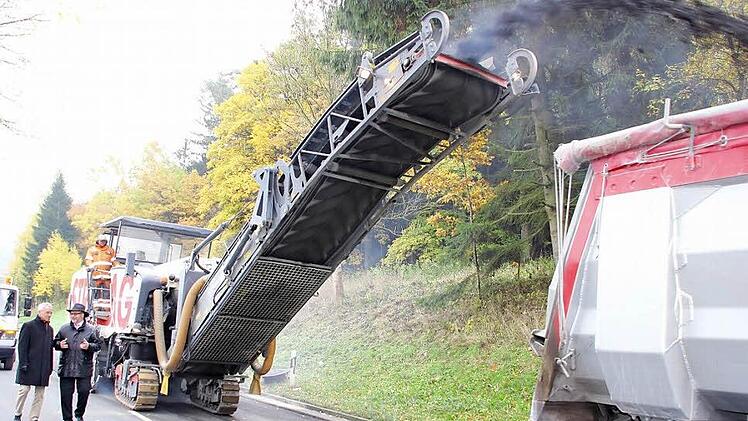Jürgen Woll (links) und Egon Herrmann an der Baustelle zwischen Weißenbrunn und der Abzweigung nach Gössersdorf. Der Asphalt wird in einer Stärke von vier Zentimetern abgefräst und durch eine Spezialmischung ersetzt, die nur auf besonders beanspruchten Straßen eingebaut wird.  Foto: Friedwald Schedel