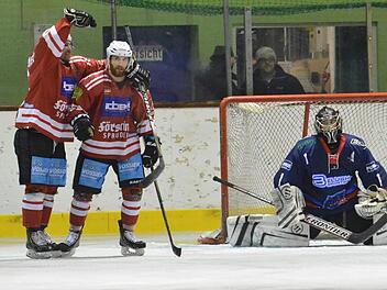 Dreifacher Torschütze im Spiel gegen Selb war Alexandr Andrusovich. Gefeiert von Roman Göldner (links), der gegen die Oberliga-Reserve sein letztes Spiel für die Kissinger Wölfe bestritt.  Foto: Jürgen Schmitt