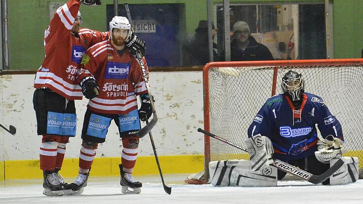 Dreifacher Torschütze im Spiel gegen Selb war Alexandr Andrusovich. Gefeiert von Roman Göldner (links), der gegen die Oberliga-Reserve sein letztes Spiel für die Kissinger Wölfe bestritt.  Foto: Jürgen Schmitt