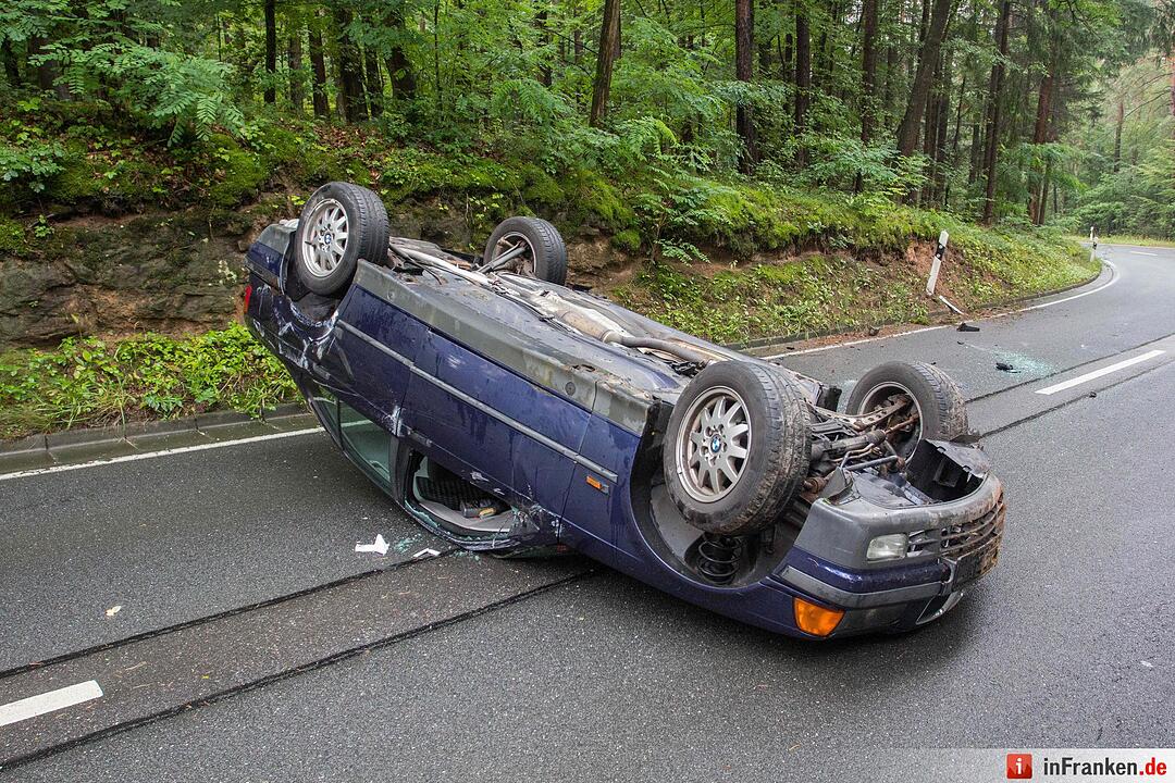 Autofahrer kommt von Fahrbahn ab und überschlägt sich