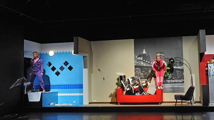 Turbulenter Theater-Spaß: Szene aus "Bin nebenan" von Ingrid Lausund in der Coburger ReithalleFoto: Andrea Kremper