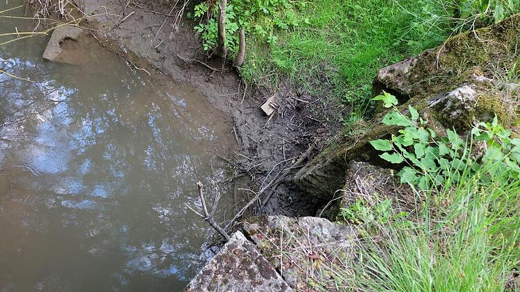 Kaputt ist der Brückstein an der Einfahrt zur Rothhäuser Mühle. Foto: Philipp Bauernschubert