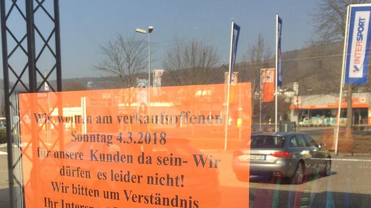 Tote Hose am Sonntag  bei Sport Leithner - beim verkaufsoffenen Sonntag durfte man nicht  mitmachen. Stephan Tiroch