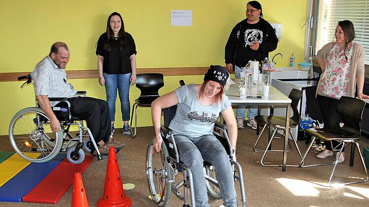 Der Rollstuhlparcours machte deutlich, dass der Umgang mit einem Rollstuhl  nicht so einfach ist, wie es aussieht. Dieter Britz