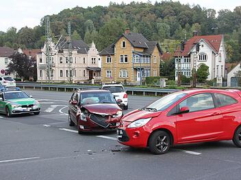 Am Mittwochnachmittag (5. September 2018) hat die Fahrerin des Ford Ka in Kronach beim Linksabbiegen von der Ludwigsstädter in die Breitenloher Straße den Skoda Fabia übersehen.  Foto: Andreas Schmitt