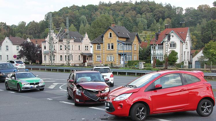 Am Mittwochnachmittag (5. September 2018) hat die Fahrerin des Ford Ka in Kronach beim Linksabbiegen von der Ludwigsstädter in die Breitenloher Straße den Skoda Fabia übersehen.  Foto: Andreas Schmitt