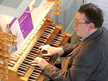 Paolo Springhetti bei einer seiner Improvisationen an der Trebgaster Barock-Orgel.  Foto: Dieter Hübner