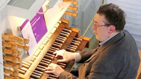 Paolo Springhetti bei einer seiner Improvisationen an der Trebgaster Barock-Orgel.  Foto: Dieter Hübner