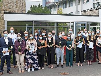 Die Schülerinnen und Schüler sowie das Kollegium und Vertreter des Helios St. Elisabeth-Krankenhauses Bad Kissingen.