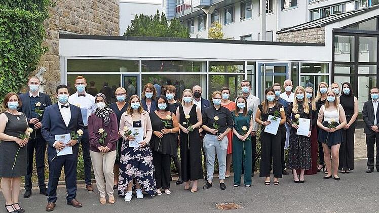Die Schülerinnen und Schüler sowie das Kollegium und Vertreter des Helios St. Elisabeth-Krankenhauses Bad Kissingen.