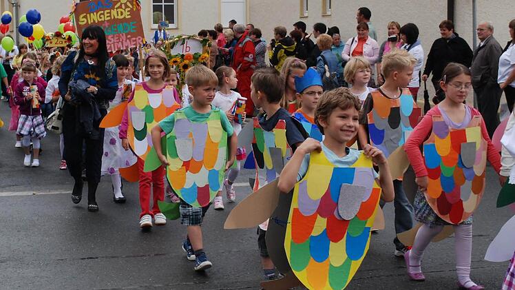 Als   "Regenbogenfische" zogen die Schüler der Klasse 1a  zum Festgelände.