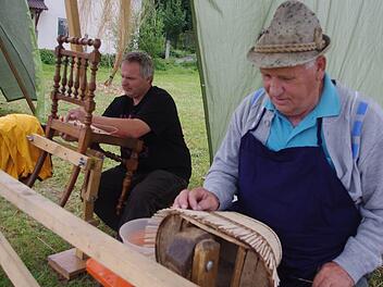 Die beiden Korbmacher (von links) Marco Beetz aus Theisenort und Hans Schnell aus Johannisthal