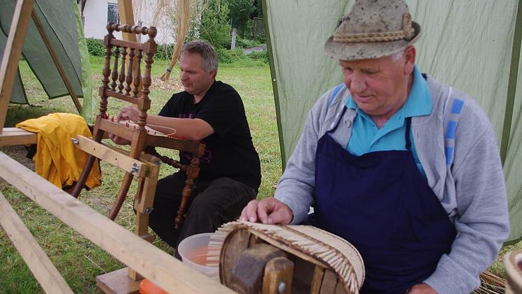 Die beiden Korbmacher (von links) Marco Beetz aus Theisenort und Hans Schnell aus Johannisthal