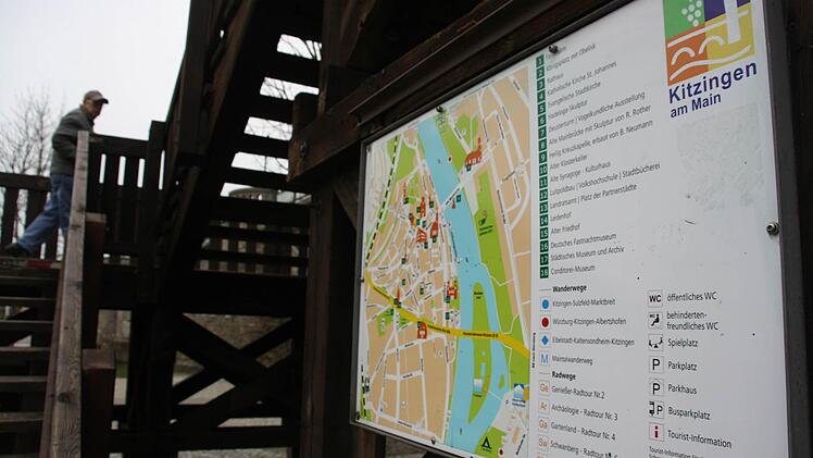Auf diese Info-Tafel an der Holztreppe zur Alten Mainbrücke hatte ein Unbekannter ein falsch gezeichnetes Hakenkreuz gesprüht. Heiner Karmann vom Bauhof entfernte es.