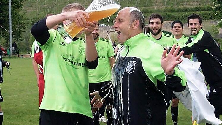 André Heppel verabreicht seinem Trainer Erhard Zink die Bierdusche. Foto: Zimmermann