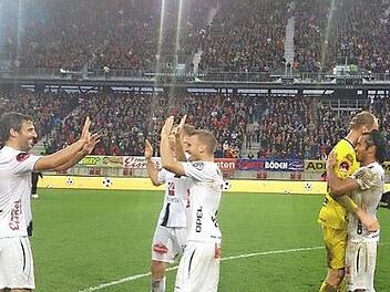 Begeisterte Wölfe bejubeln den Sieg.  Foto: Wolfsberger AC