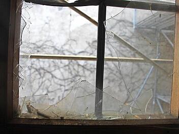 Die Gemeinde Ebelsbach beteiligt sich an der Notsicherung der Ruine des Wasserschlosses in Ebelsbach, das beschloss der Gemeinderat. An dem Gebäude, das 2009 von einem Brand weitgehend zerstört wurde, bestehen erhebliche Schäden. Eine spätere Sanierung wird teuer. Foto: Andreas Lösch