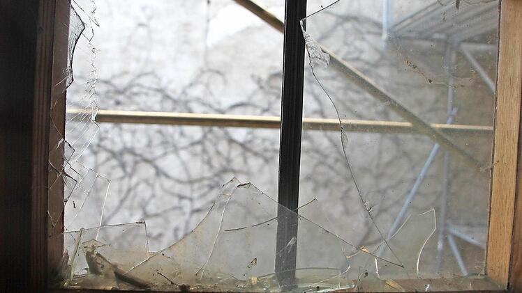 Die Gemeinde Ebelsbach beteiligt sich an der Notsicherung der Ruine des Wasserschlosses in Ebelsbach, das beschloss der Gemeinderat. An dem Gebäude, das 2009 von einem Brand weitgehend zerstört wurde, bestehen erhebliche Schäden. Eine spätere Sanierung wird teuer. Foto: Andreas Lösch