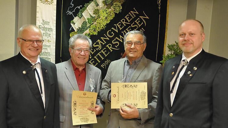 Die Ehrenurkunde überreichten Dirigent Elmar Brehm (links) und Vereinsvorsitzender Stefan Greubel (rechts) Siegbert Kiesel und Rudolf Kos (Mitte, von links) für 60 Jahre Mitgliedschaft.  Foto: Peter Klopf