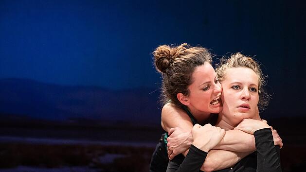 Furioses Kammerspiel: Eva Marianne Berger als Anna Krachgarten und Alexandra Weis als Elisabeth Mishima in der Coburger Erstauff&uuml;hrung der Kom&ouml;die "Gespr&auml;ch wegen der K&uuml;rbisse" in der Reithalle.Foto. Sebastian Buff