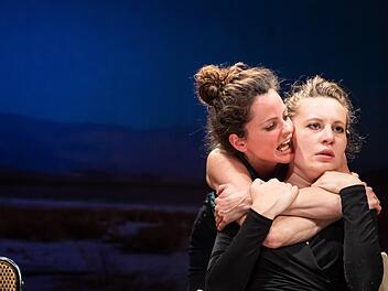 Furioses Kammerspiel: Eva Marianne Berger als Anna Krachgarten und Alexandra Weis als Elisabeth Mishima in der Coburger Erstaufführung der Komödie "Gespräch wegen der Kürbisse" in der Reithalle.Foto. Sebastian Buff
