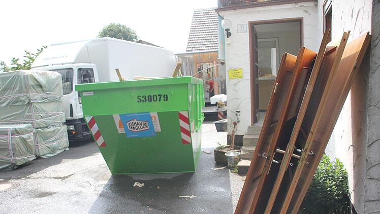 Am ersten Tag wurde abgerissen - unter anderem alte Türen.