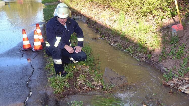 Diesmal musste die Feuerwehr gegen Wasser kämpfen - ein 200er Trinkwasserrohr war geplatzt. . Foto: Peter Rauch
