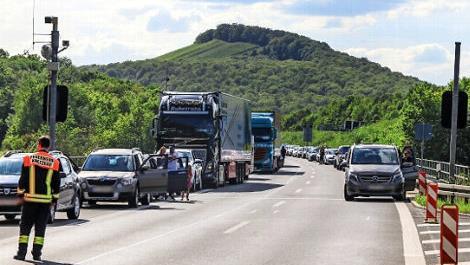 Vor dem Tunneleingang bildete sich ein Stau. Bis zur Auffahrt bei Knetzgau standen Fahrzeuge in der Schlange.  Foto: News5/Ferdinand Merzbacher