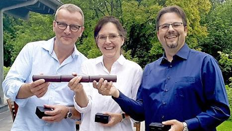 &Uuml;bergabe des nun dreigeteilten F&uuml;hrungsstabes und der "goldenen" Schl&uuml;ssel an (von links): Uwe Dzyck, Daniela Vetter, Markus Hofmann-Schneyer  Foto: privat