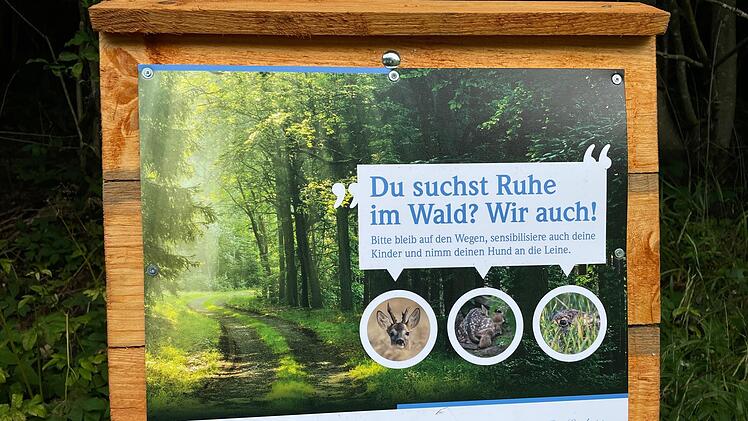 Eines der Hinweisschilder, die der Kulmbacher Jagdschutz- und Jägerverein aufstellen will.