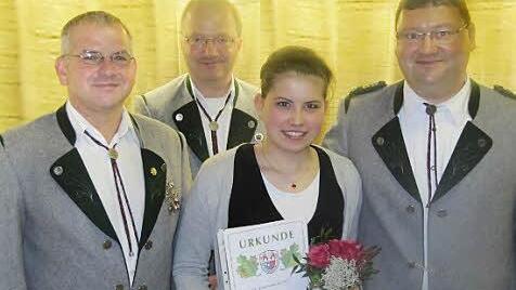 Sie freuen sich über die Leistung ihrer Nachwuchsschützin: Jugendleiter Roland Ritzau, Sportleiter Hermann Kohles, Schüler-Bezirksmeisterin Anna-Maria Gnebner und der 1. Schützenmeister der SG Altenschönbach, Rainer Müller. Foto: privat