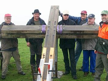 Die freiwilligen Helfer trotzten Wind und Wetter auf der Platzer Kuppe: Hartmut Schneider (von links), Karl-Heinz Manger, Peter Raab, Bernd Wirth, Helmut Emmert, Helmut Schneider. Es fehlen Eckhard Scholz und Dieter Heck. Fotos: Helmut Raab