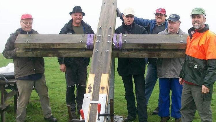 Die freiwilligen Helfer trotzten Wind und Wetter auf der Platzer Kuppe: Hartmut Schneider (von links), Karl-Heinz Manger, Peter Raab, Bernd Wirth, Helmut Emmert, Helmut Schneider. Es fehlen Eckhard Scholz und Dieter Heck. Fotos: Helmut Raab