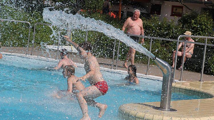 Für viele Kinder gab es gestern nur noch eins: ab ins Wasser