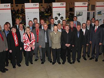 Seit 40 Jahren dabei: Die Jubilare mit den Vertretern der Firma und Stadt.