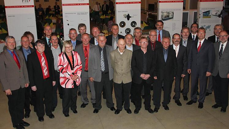 Seit 40 Jahren dabei: Die Jubilare mit den Vertretern der Firma und Stadt.