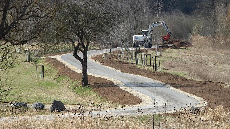 Der Weg für Spaziergänger und Radfahrer am Goldbergsee zwischen Neuses und Beiersdorf wird neu gestaltet.Foto: Ulrike Nauer