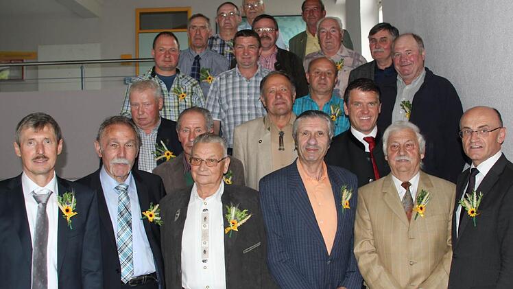 Sie wurden für 25 oder 40 oder 50 Jahre Tätigkeit als Siebener geehrt. Mit im Bild Gerhard Hartmann und Wendelin Jooß (vorne von links) sowie Wilhelm Schneider (rechts) und Steffen Vogel (Fünfter von rechts).