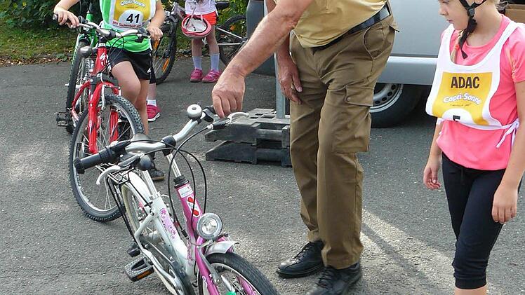 Überprüfung der Fahrräder der Olympioniken durch Verkehrserzieher Hermann Dörfler auf Verkehrssicherheit.
