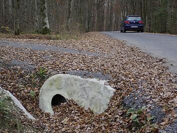 Die Wasserdurchlässe auf der Verbindungsstraße von Machtilshausen nach Wasserlosen verteuerten die Wegsanierung.  Foto: Winfried Ehling