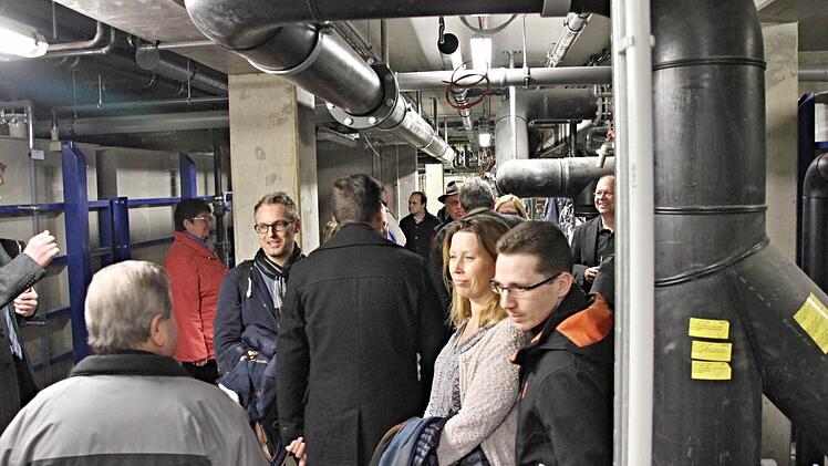 Eng und verwirrend wurde es, ob der zahlreichen technischen Einrichtungen in den "Katakomben" unter dem Hallenbad, wo die Wassertechnik installiert ist.  Foto: Foto: Helmut Will